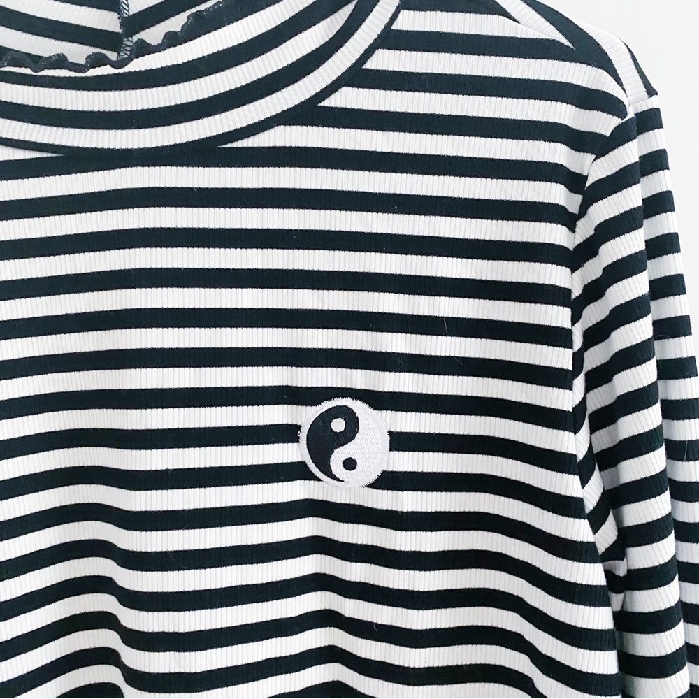 Hot Topic B+W Striped Yin Yang Top - Picture 2 of 6